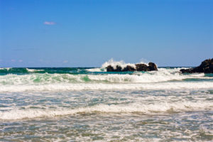 Море плаж скали вълни