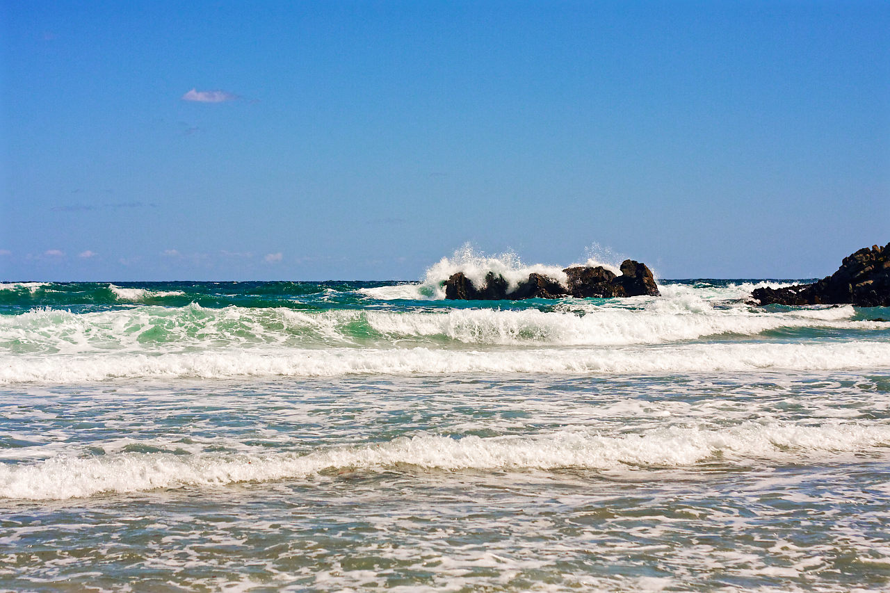 Море плаж скали вълни