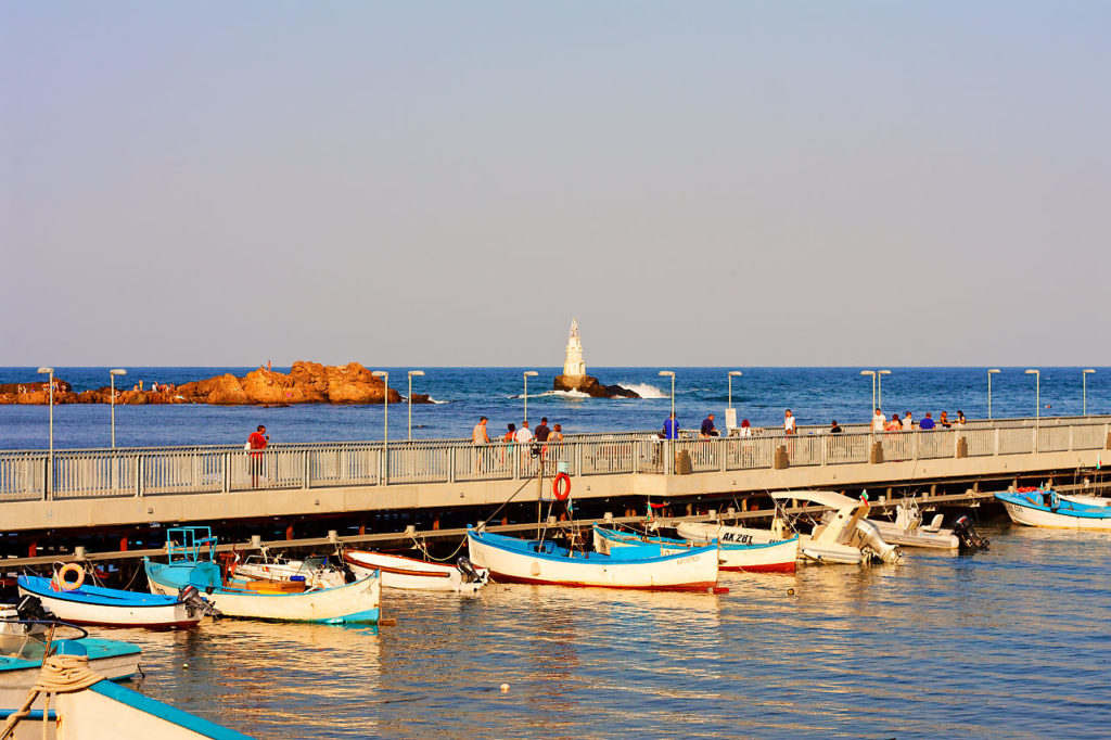 Море плаж скали пристанище лодки Ахтопол